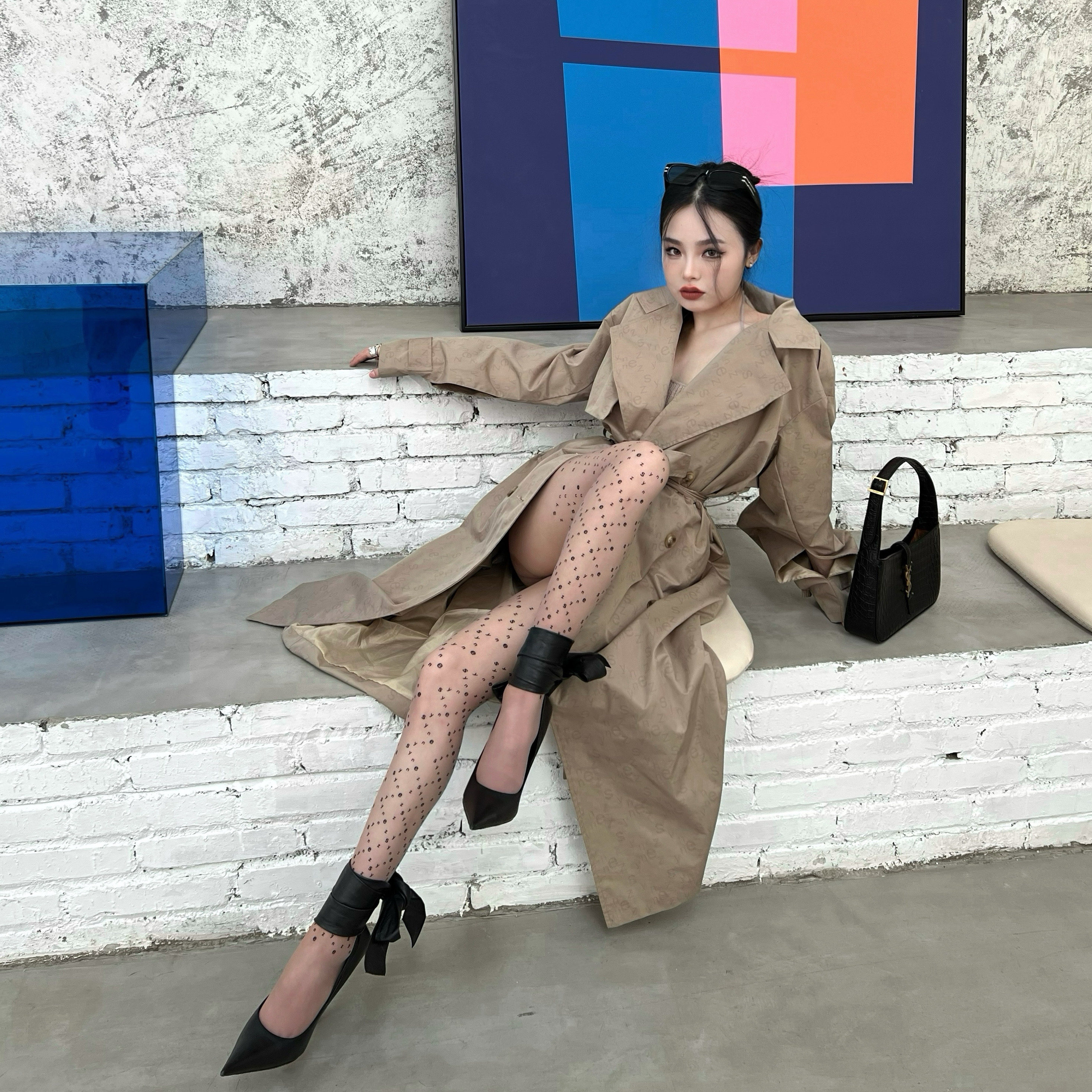 SYNEZS气质辣妹欧美卡其色风衣字母印花宽松百搭镂空长袖长外套