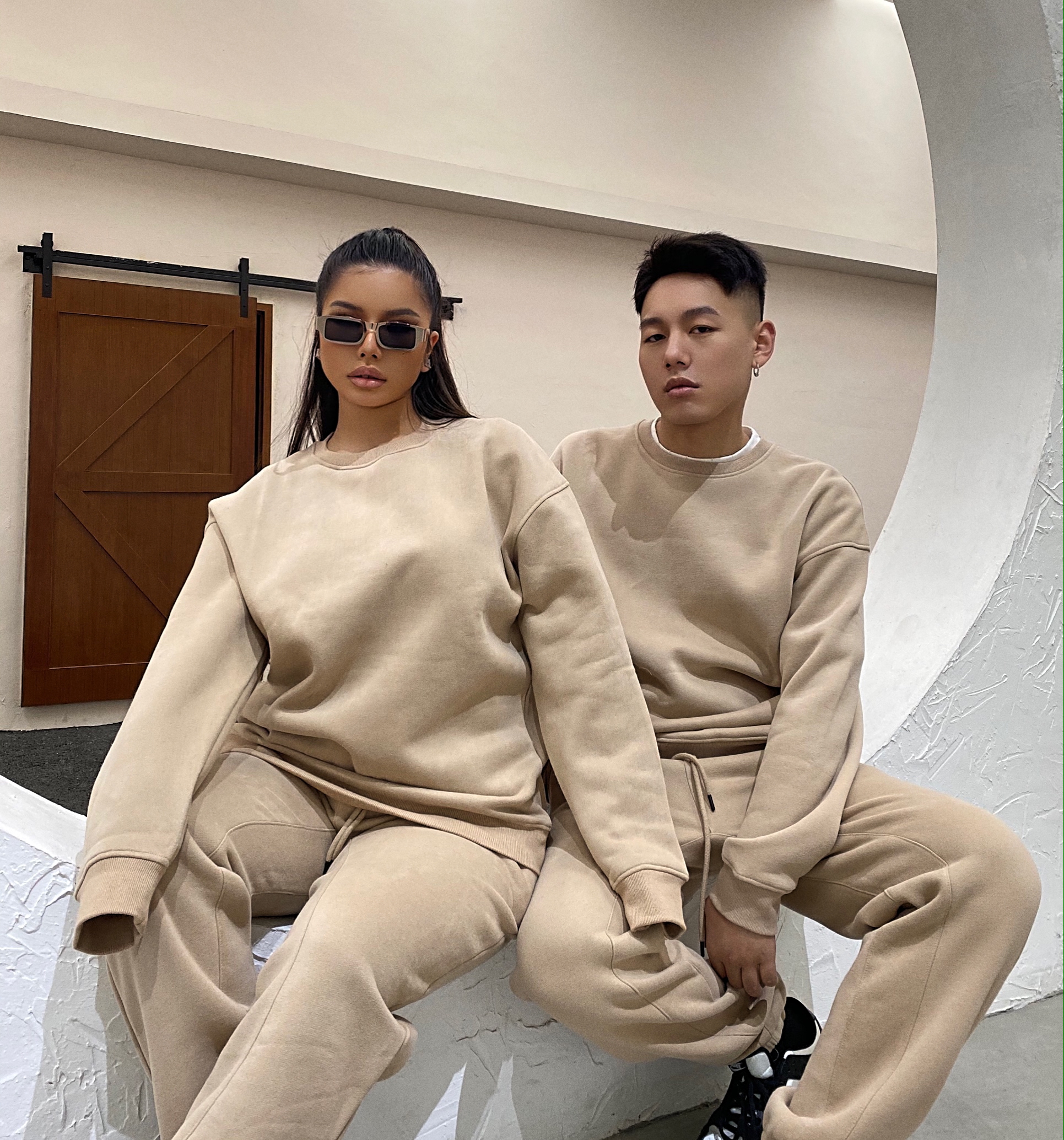 SYNEZS新款欧美男女加绒宽松百搭长袖套头通勤纯色圆领卫衣