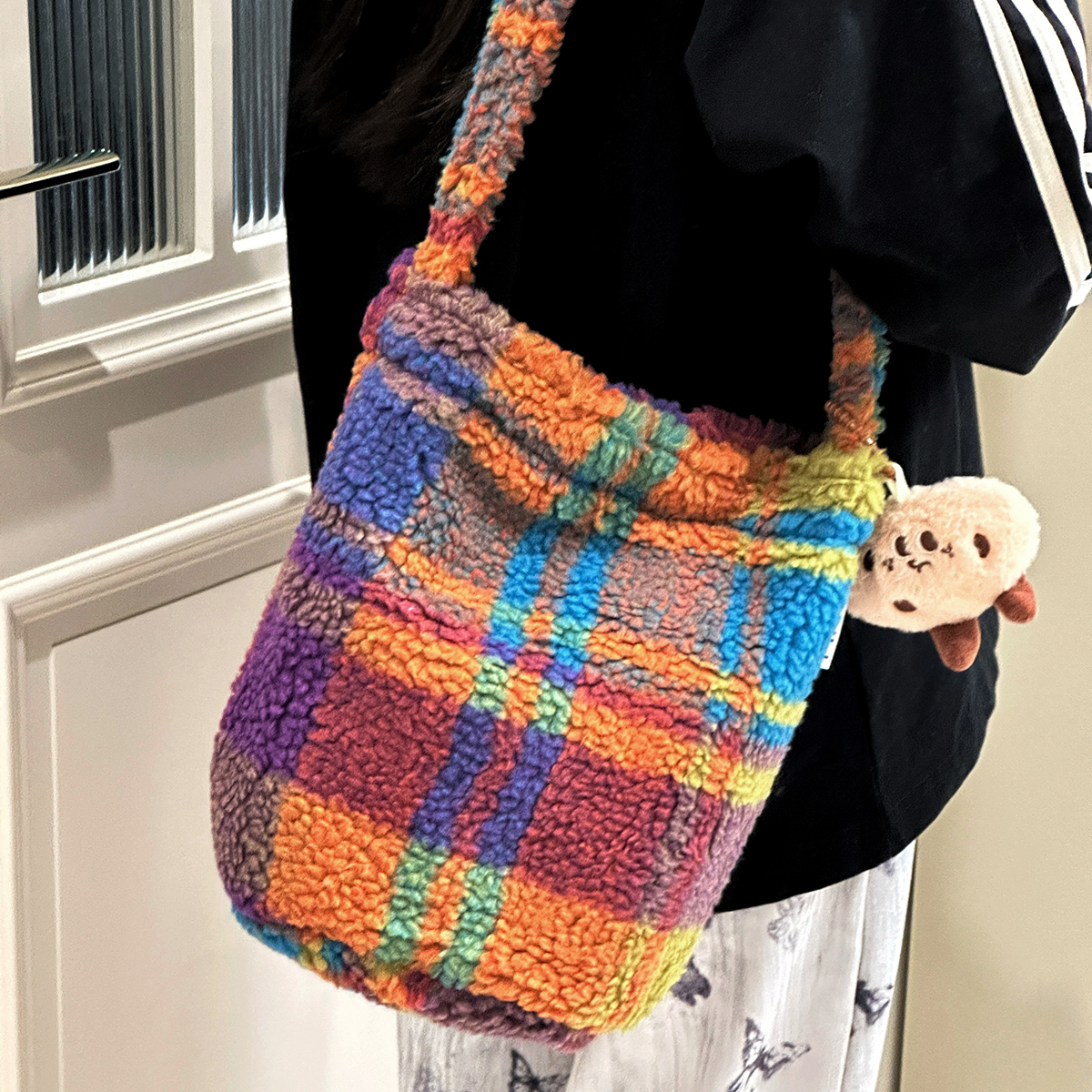 介毛绒绒水桶包背上真的元气满满