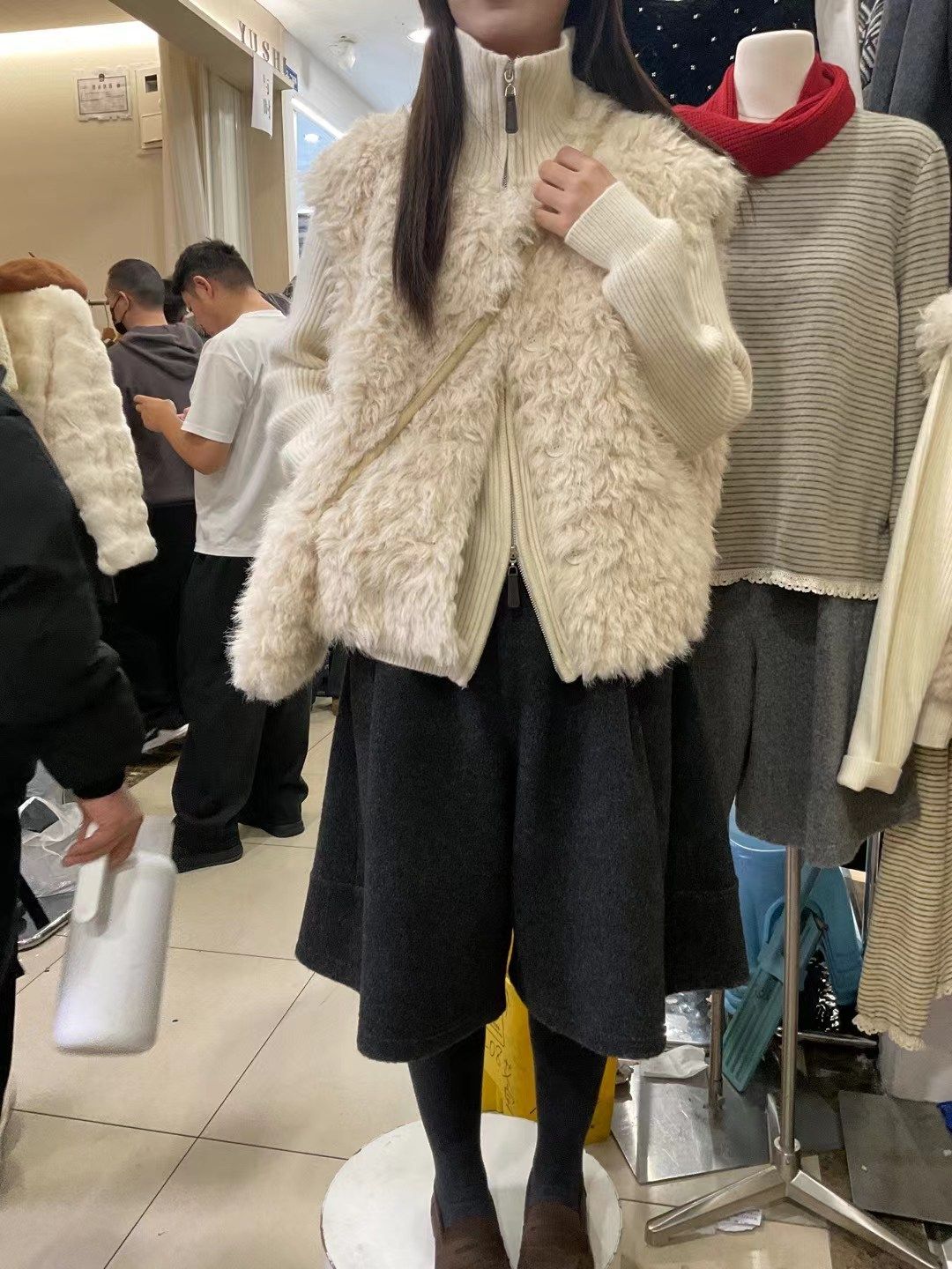 2025冬新韩版宽松显瘦毛绒绒马甲女短款无袖坎肩+外套+包三件套