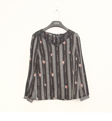 百搭舒适蕾丝拼接V领上衣