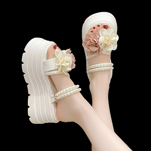 8cm绝美珍珠厚底凉拖鞋女外穿2026新款夏配裙子两穿增高甜美凉鞋
