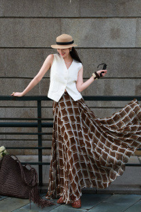 100%亚麻马甲加超大摆半裙套装松弛复古白色马甲搭配咖色格子裙