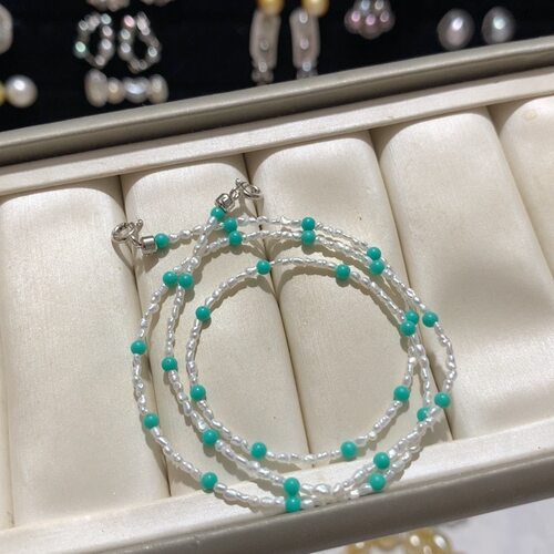 1.5-2mm冷白光海水无核keshi+松石双扣设计链S925银总长度42厘米