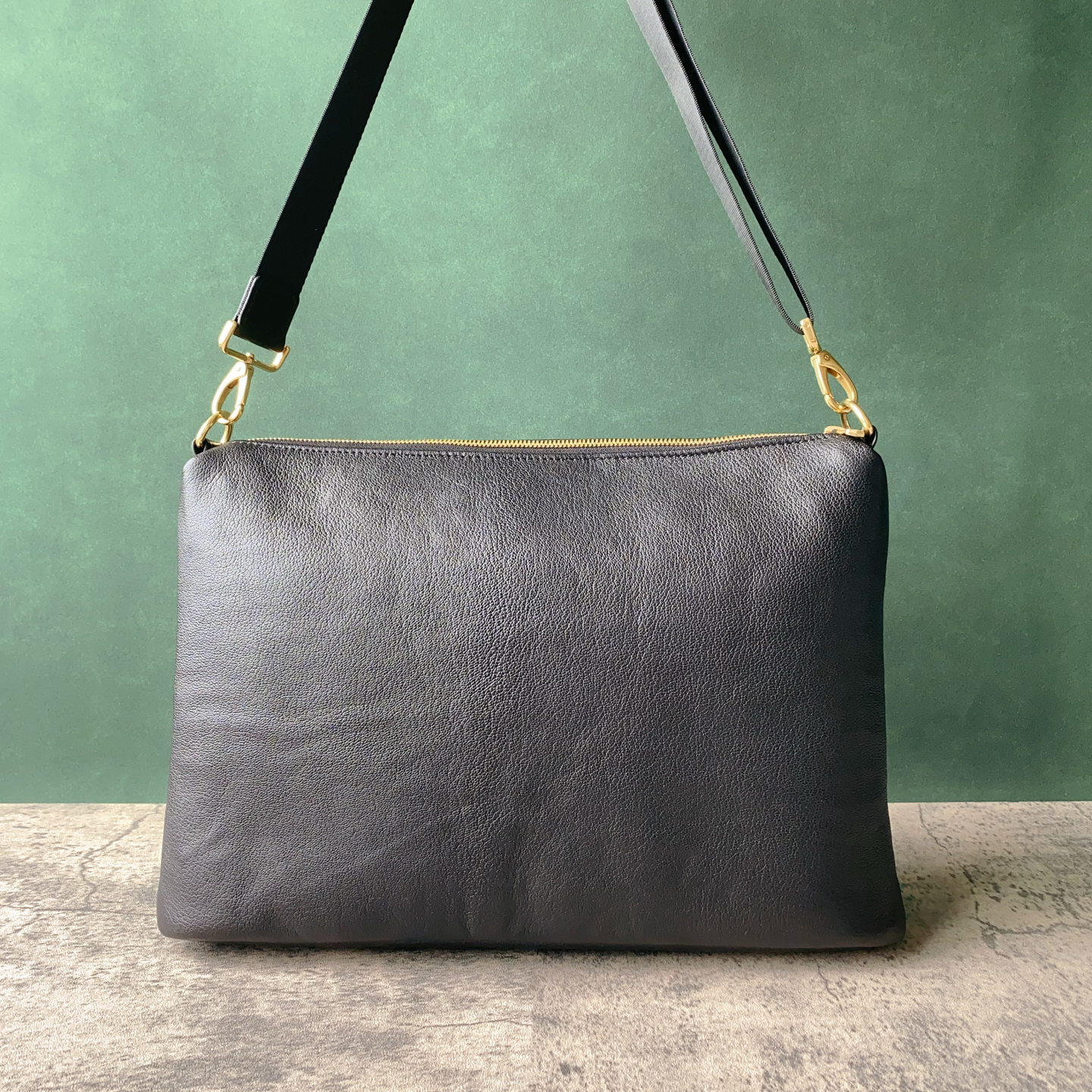 进口法羊斜跨包新款男士软皮通勤出差植鞣羊皮休闲横款小背包真皮