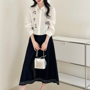 女春牛仔半身裙两件套装 白色刺绣翻领抽绳衬衫 趣味涂鸦 糖安妮