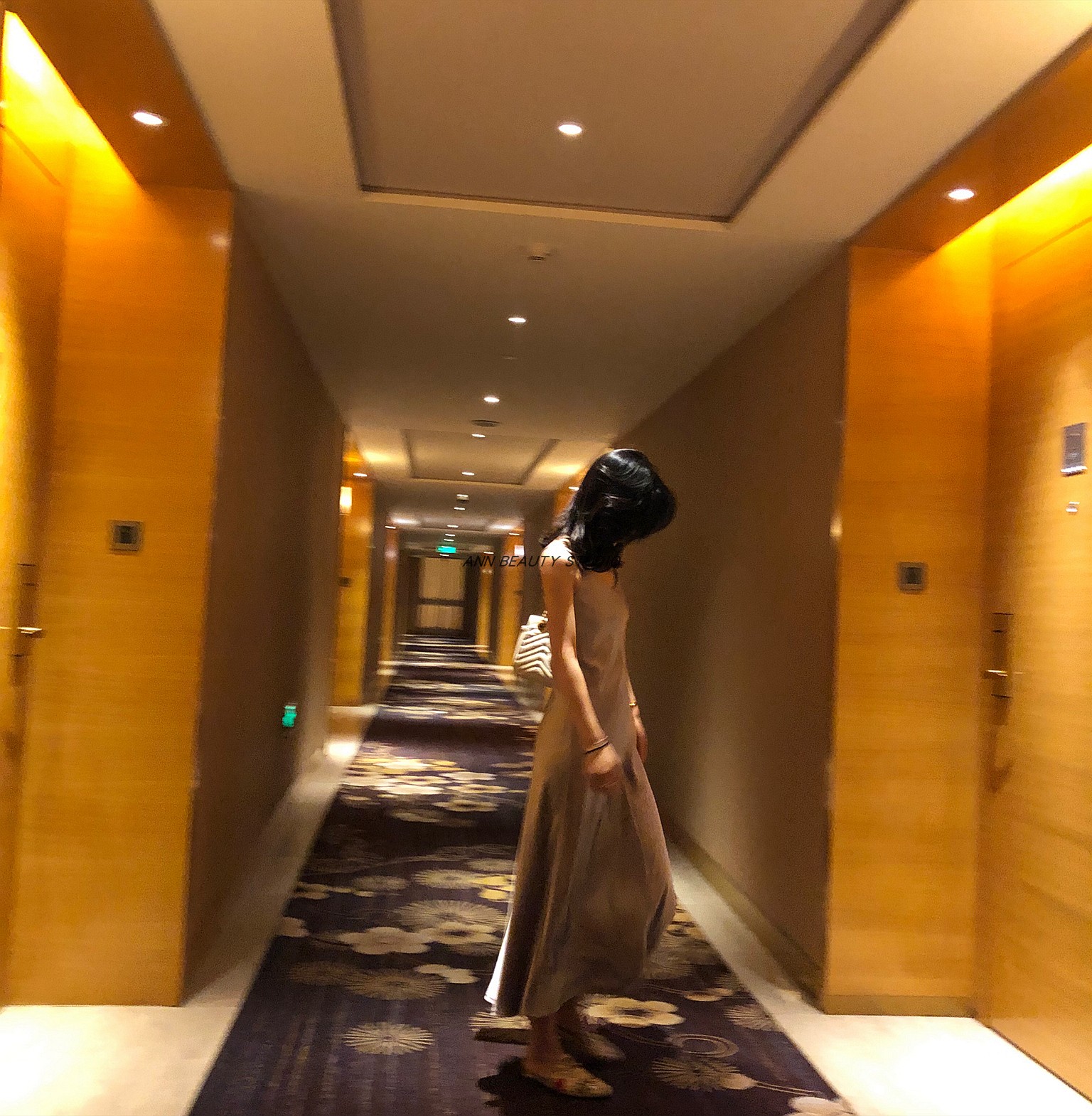 ANN BEAUTY 经典绸缎面仿真丝垂感度百分百银灰气质吊带连衣裙女