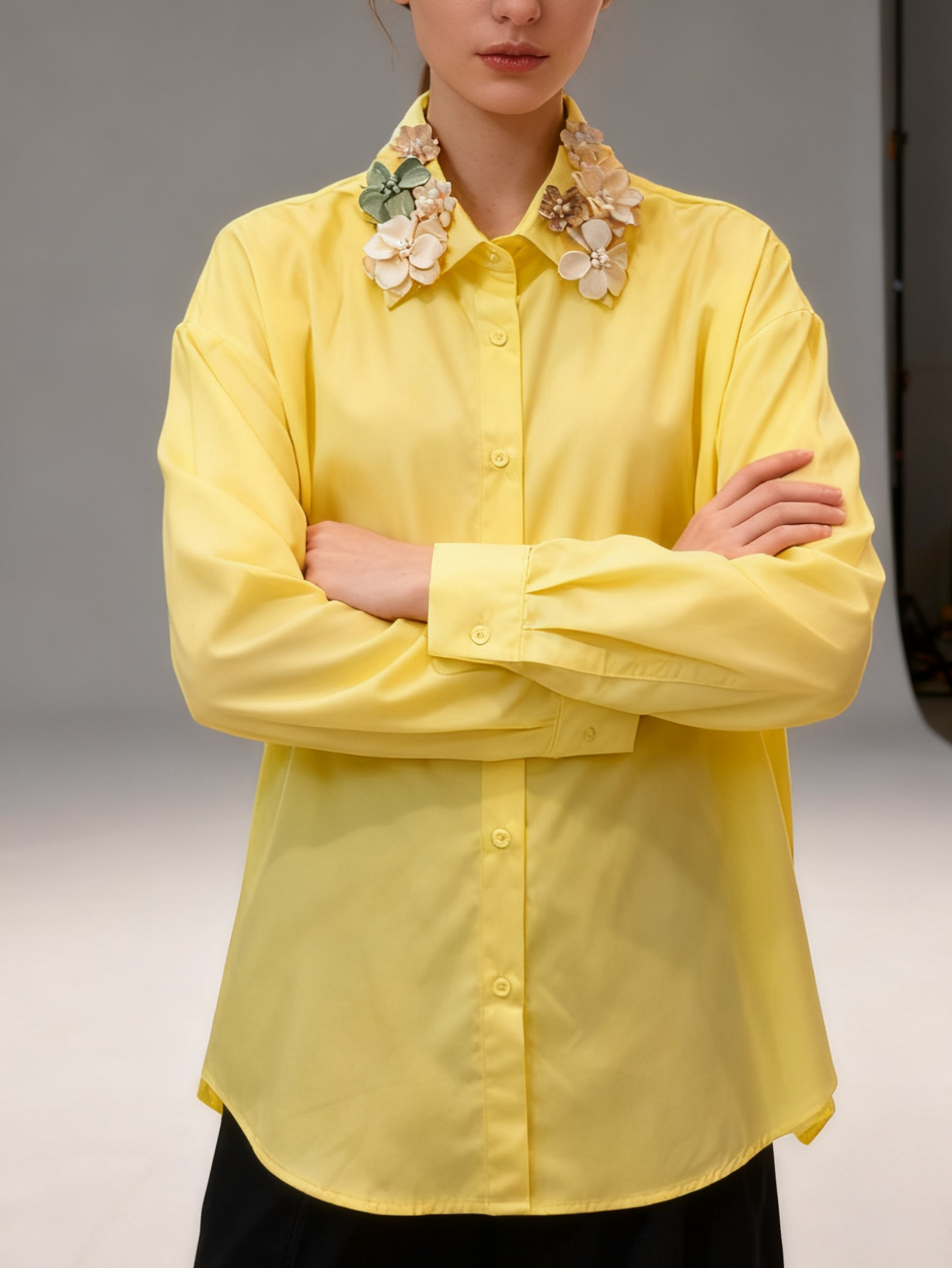 欧货洋气高级感纯色衬衫女2025爆款翻领钉珠花朵设计感小众上衣