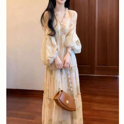 法式桔梗V领碎花连衣裙女春季大码胖mm度假风气质仙收腰长裙子新