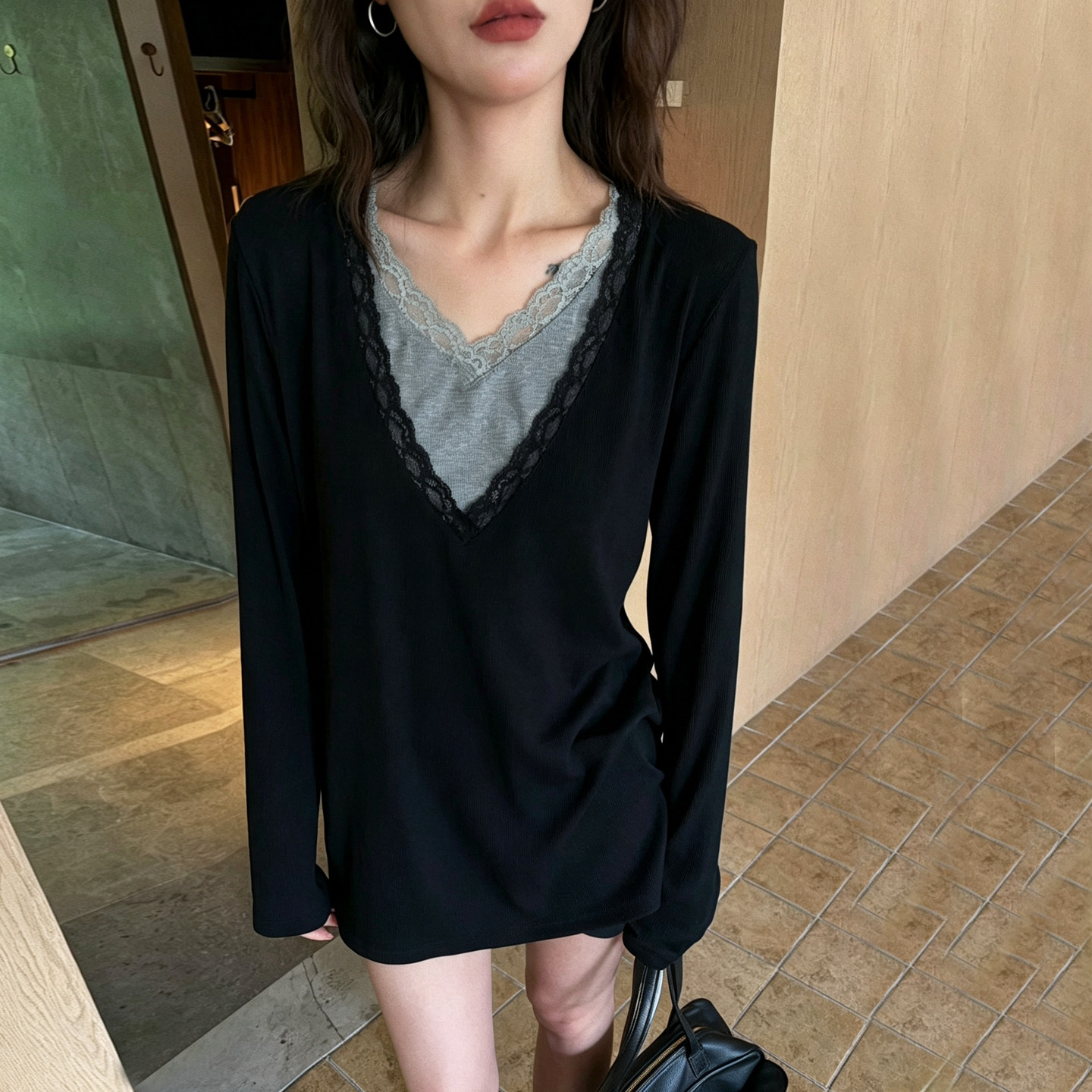 假两件蕾丝V领长袖T恤女宽松慵懒图片