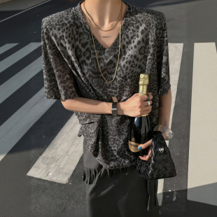 V领t恤女宽松慵懒风洋气垫肩上衣 t恤女2026新款 美式 复古豹纹短袖