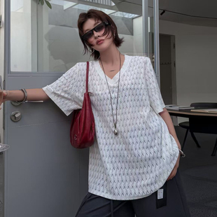 白色蕾丝短袖t恤女V领宽松简约风设计感时髦水波纹镂空垫肩上衣夏