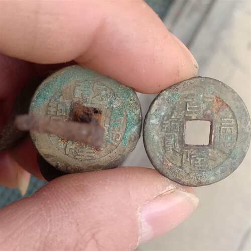 可维修乾隆通宝两个，包老包真，有一个议价