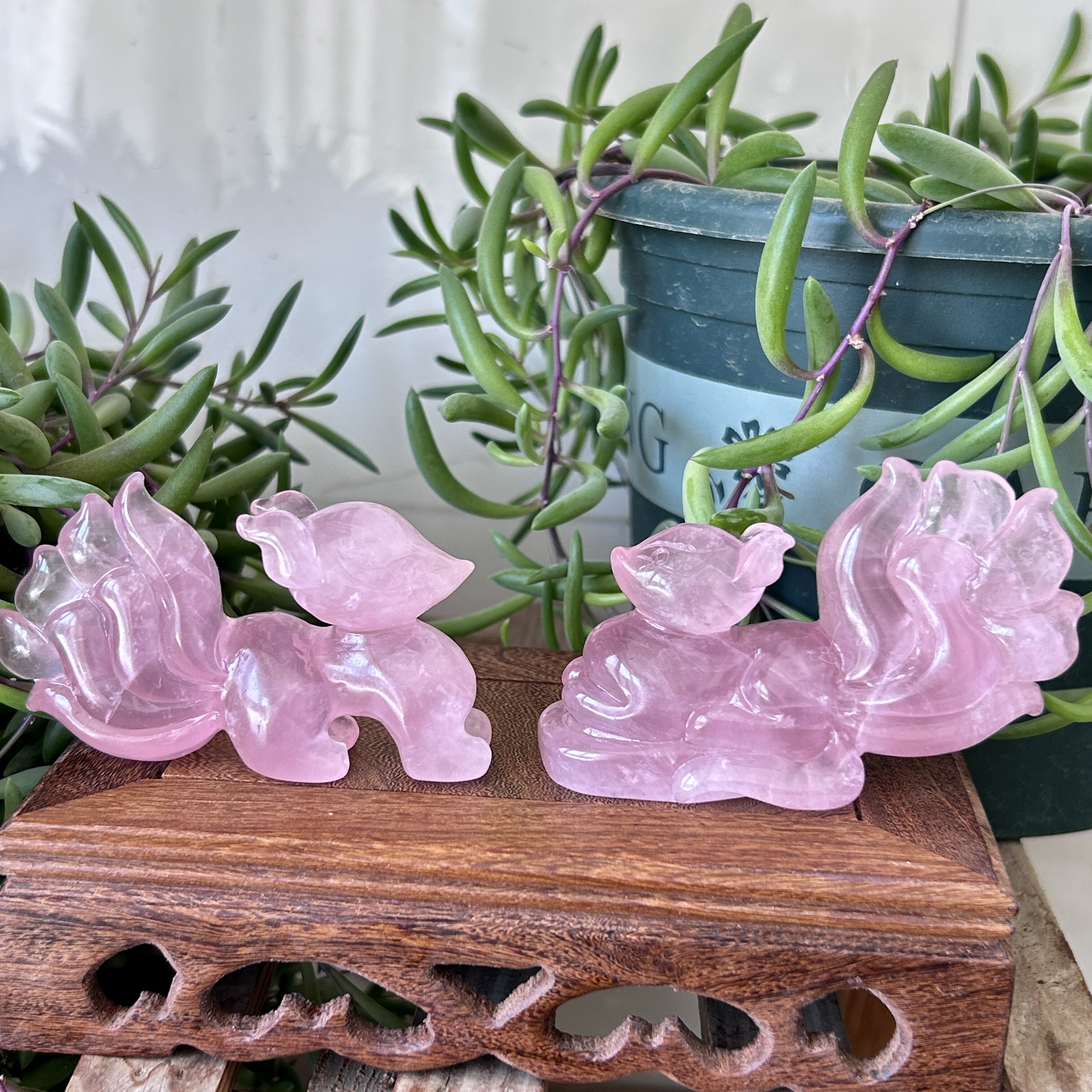 新款现货天然莫桑比克粉水晶九尾狐小摆件手工雕刻立体可爱粉晶