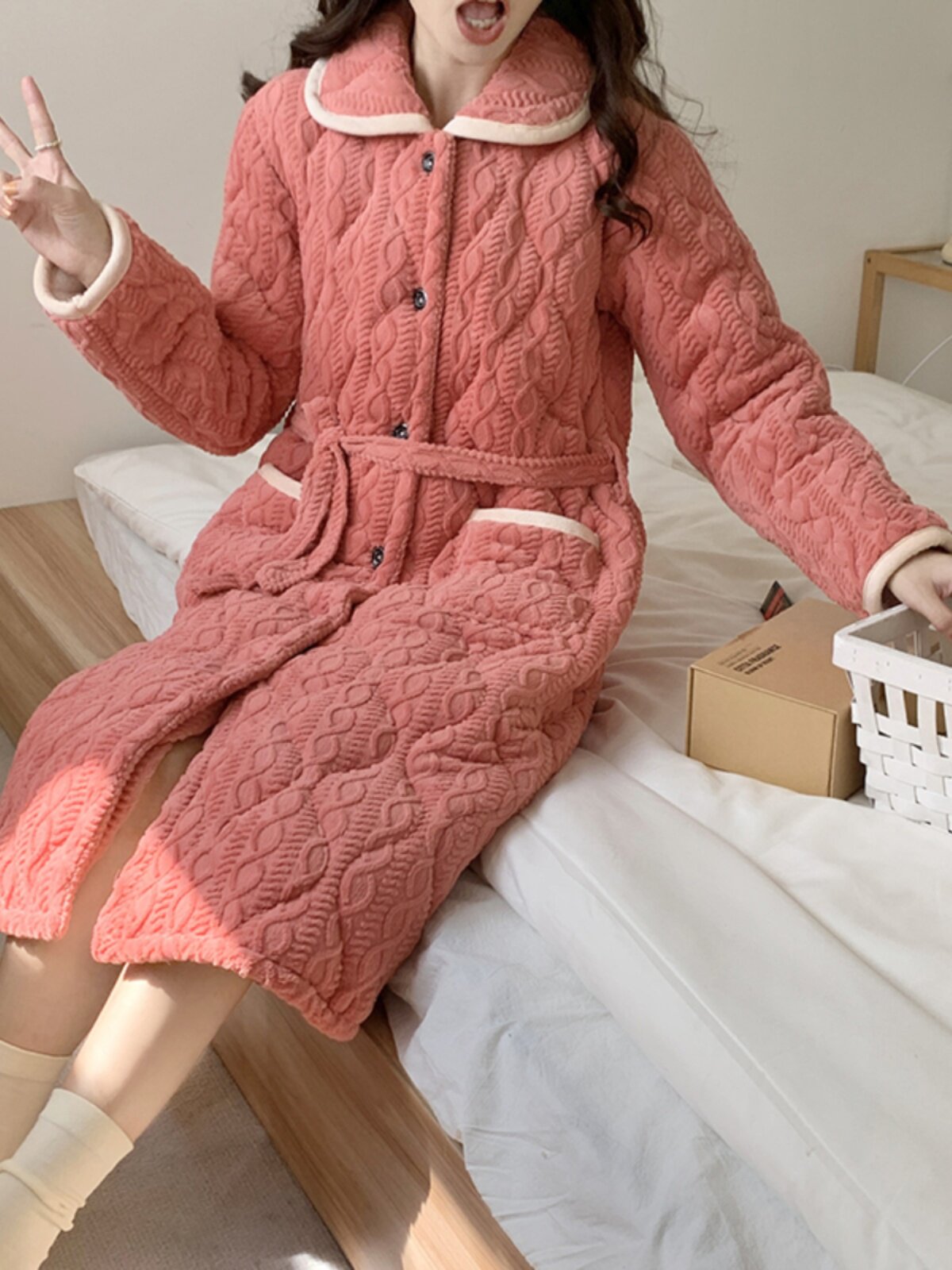 NIGHTGOWN WINTER STYLE WOMENS 2023 NEW AUTUMN VELVET THICKENED THREE-LAYER PADDED PAJAMAS CAN BE WORN OUTSIDE STUDENTS