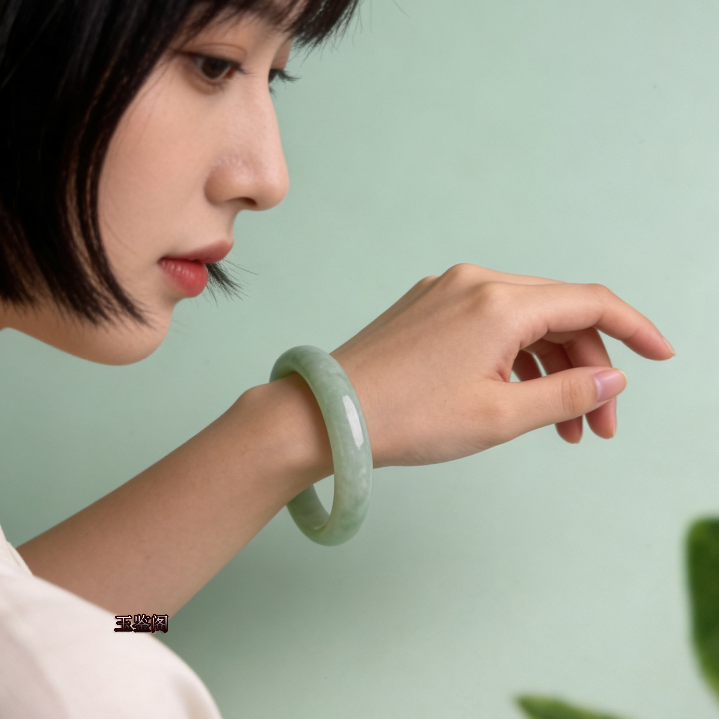 天然玉手镯女款真玉手镯豆种浅绿玉镯玉石手镯带证书包邮配饰饰品