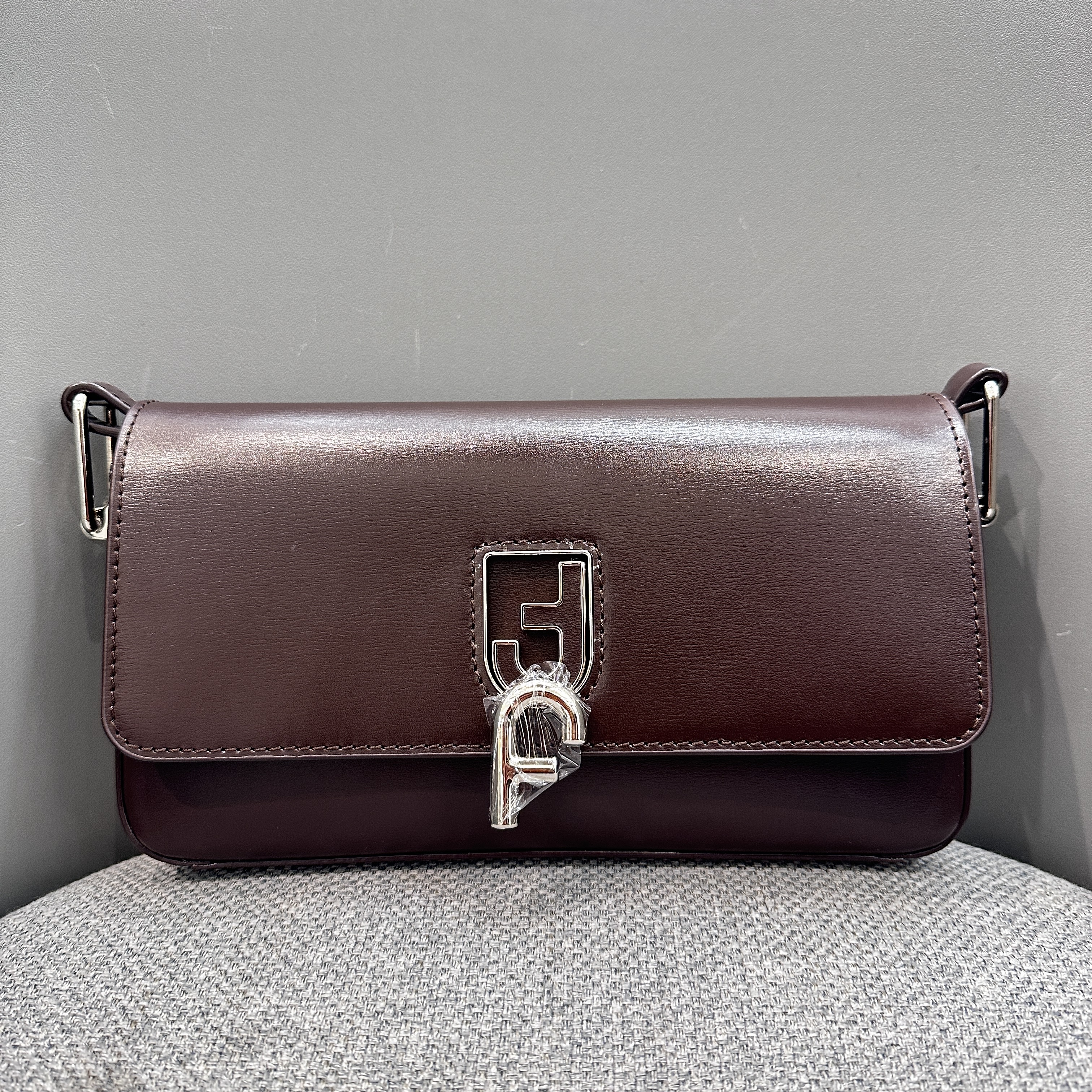 菲安妮2025秋冬最新款百搭单肩斜挎包女包专柜正品FAAFJQH001