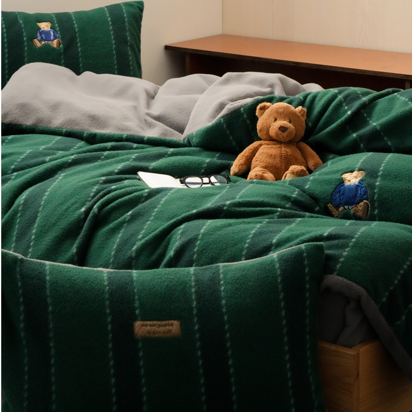 宝石绿布丁小熊条纹风秋冬超厚仿羊毛绒软糯四件套绣花保暖绒床品
