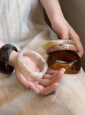 2025新款不规则树脂手镯女小众设计亚克力中古饰品高级感宽镯子女