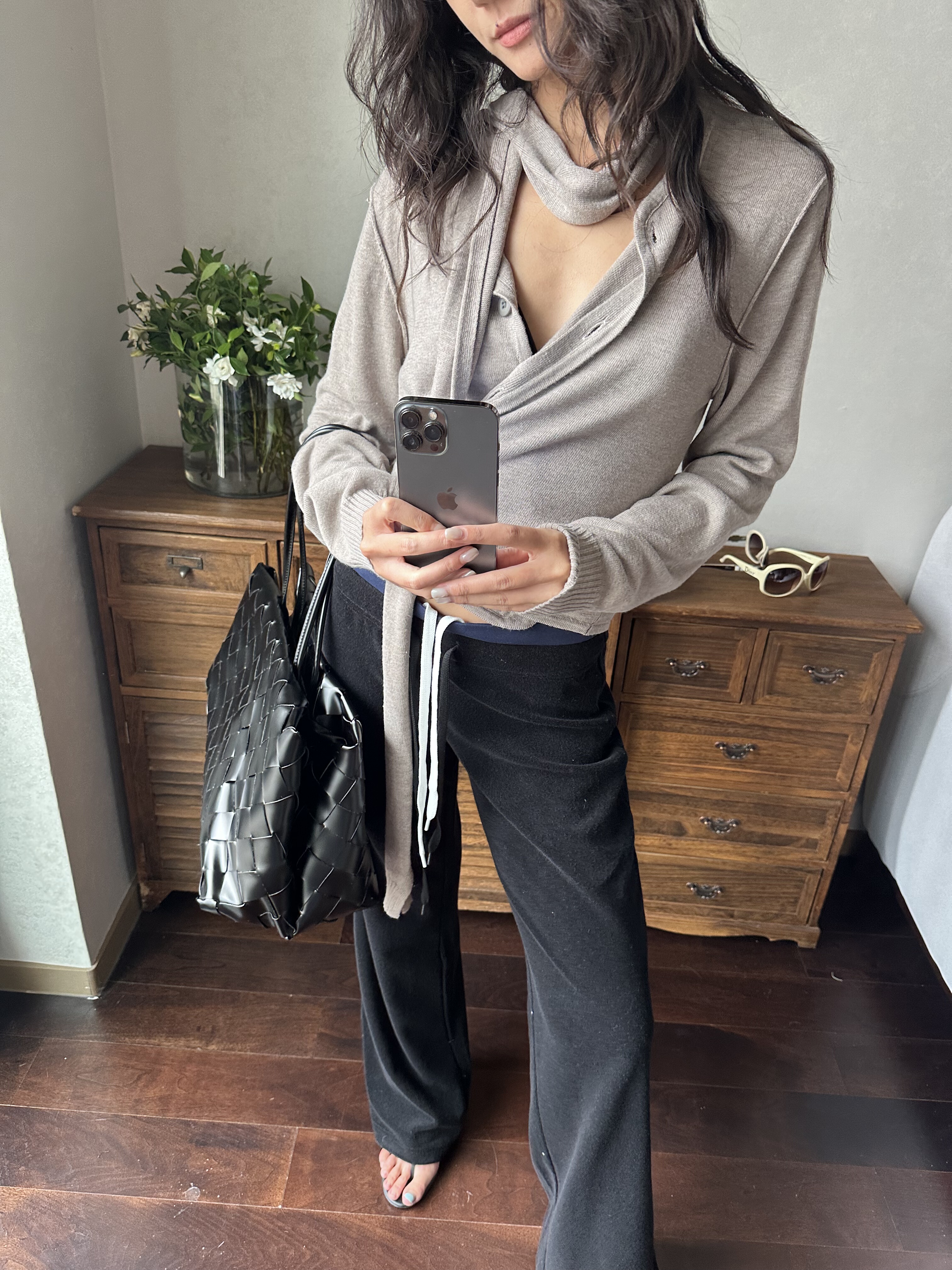 现货 WEEEECHAN 羊毛不规则纽扣系带领巾宽松旋褶开衫针织毛衣