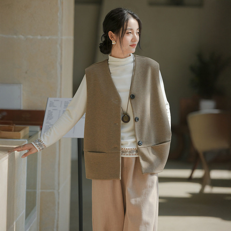 鹿与安笛2026女装秋冬新款v领羊毛马甲外穿宽松背心高级感坎肩女