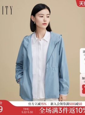 菲妮迪品牌短外套2026春季新款简约气质连帽耐皱灰蓝色时尚风衣女