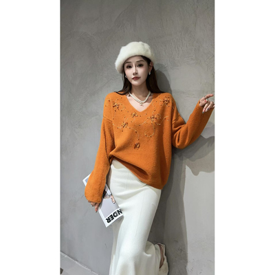 时尚感V领宽松钉珠软糯毛衣
