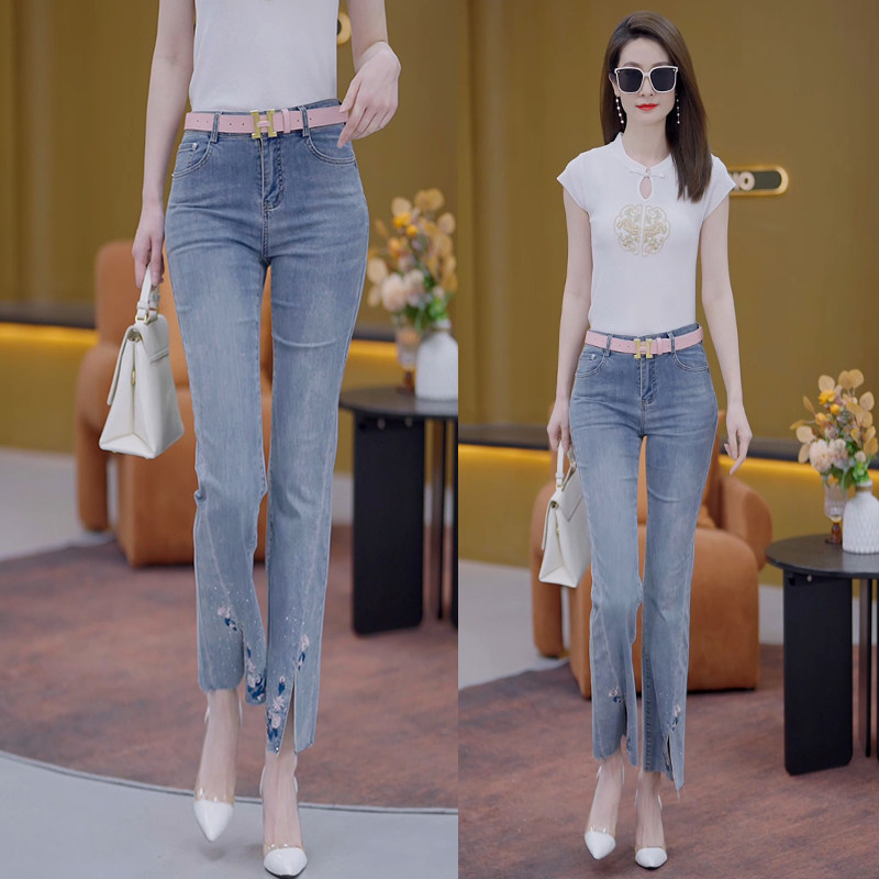 浅蓝色微喇牛仔裤女2026夏新款开叉刺绣修身弹力鱼尾九分裤喇叭裤