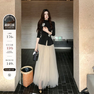 木子李的李设计感刺绣褶皱收腰开叉针织上衣垂感网纱半身裙套装夏