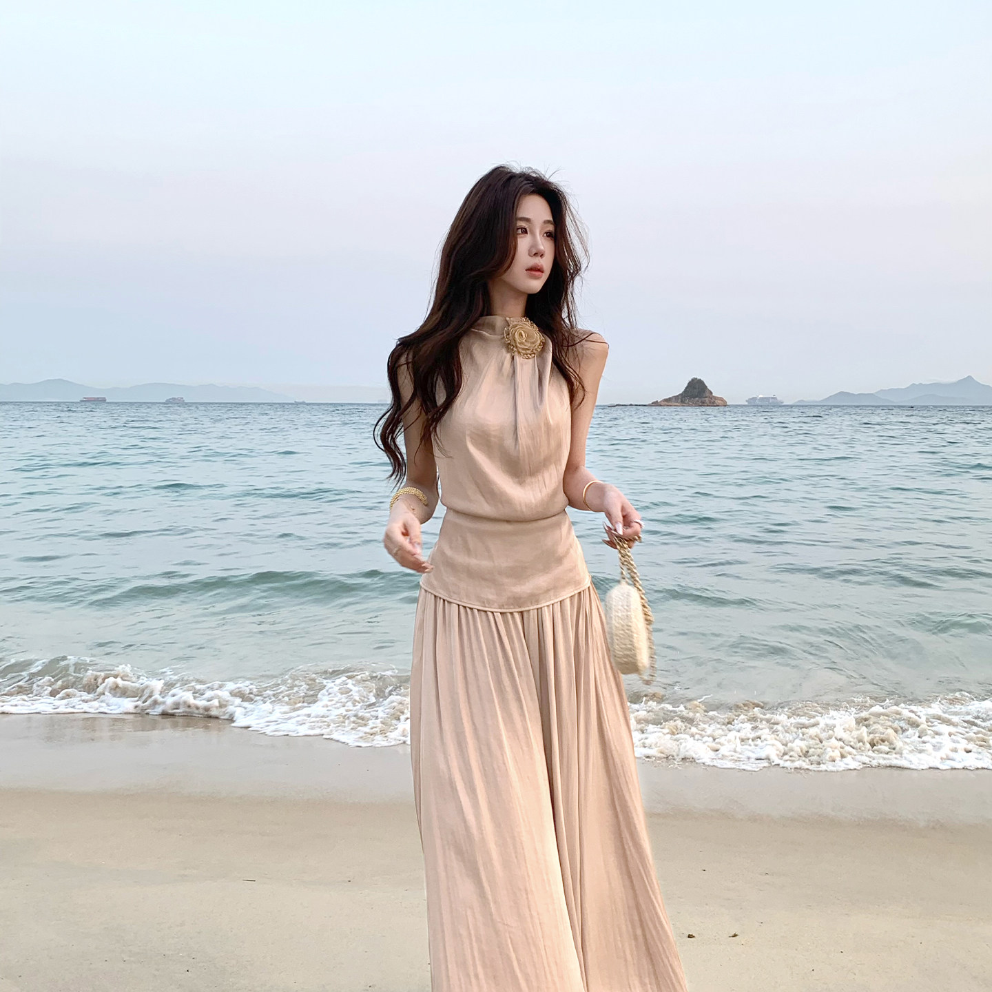 木子李的李轻熟御姐风无袖挂脖绑带收腰上衣垂感阔腿裤缎面套装夏
