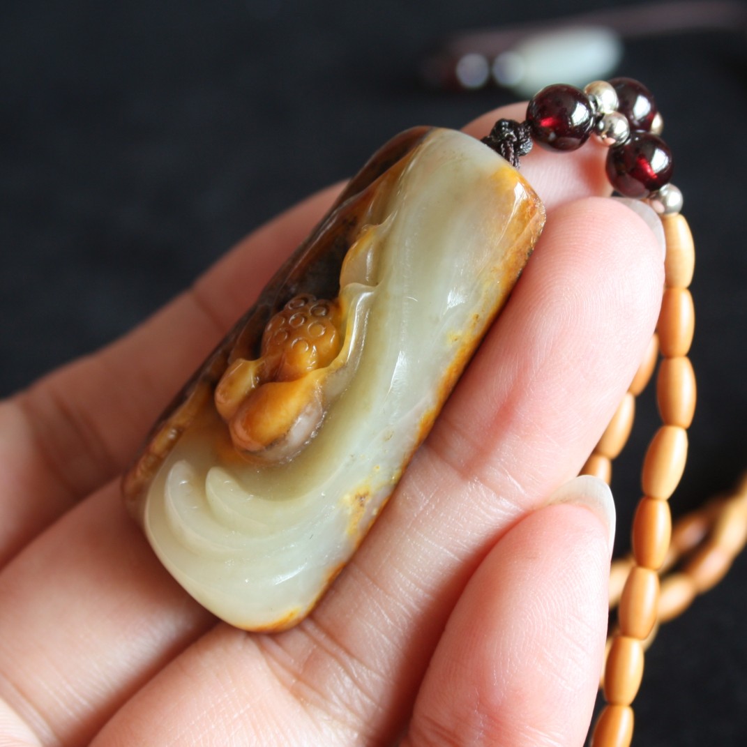 天然正品东北籽料黄白河磨玉和田玉岫岩玉荷鱼吊坠挂件手把件包邮