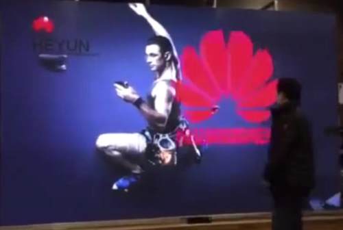 体感LOGO互动装置，支持LOGO替换 活动现场最新体验，人影互动&logo人体随行，嘉宾路过大屏肢体动作和大屏幕相结合出现活动主题LOGO，logo人体随行，嘉宾路过大屏，大屏幕上出现活动主题LOGO，随着人走动logo显现。