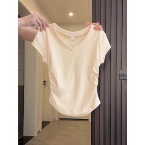 高级感杏色短袖正肩t恤女夏2025新款修身短款上衣收腰V领半袖纯棉