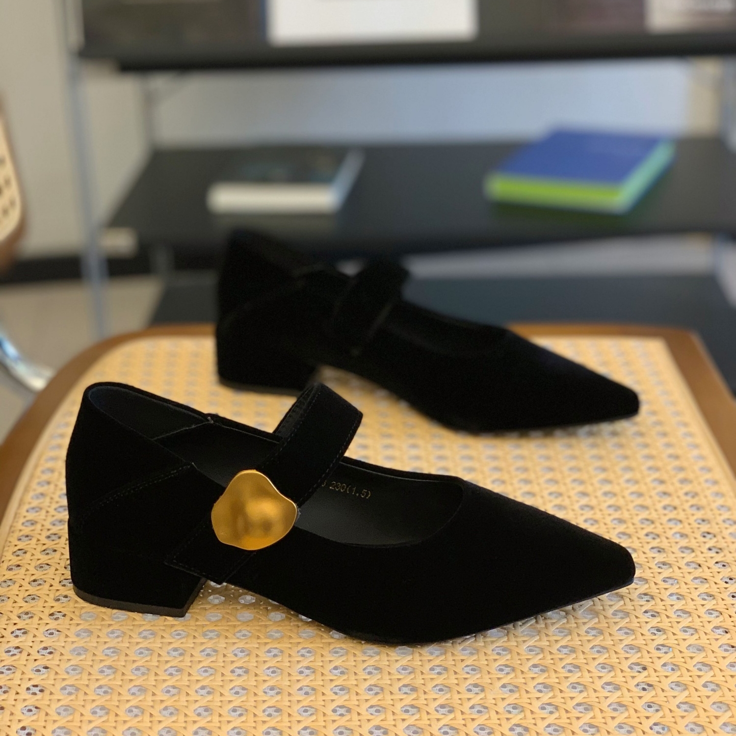 小香风粗跟魔术贴尖头玛丽珍单鞋