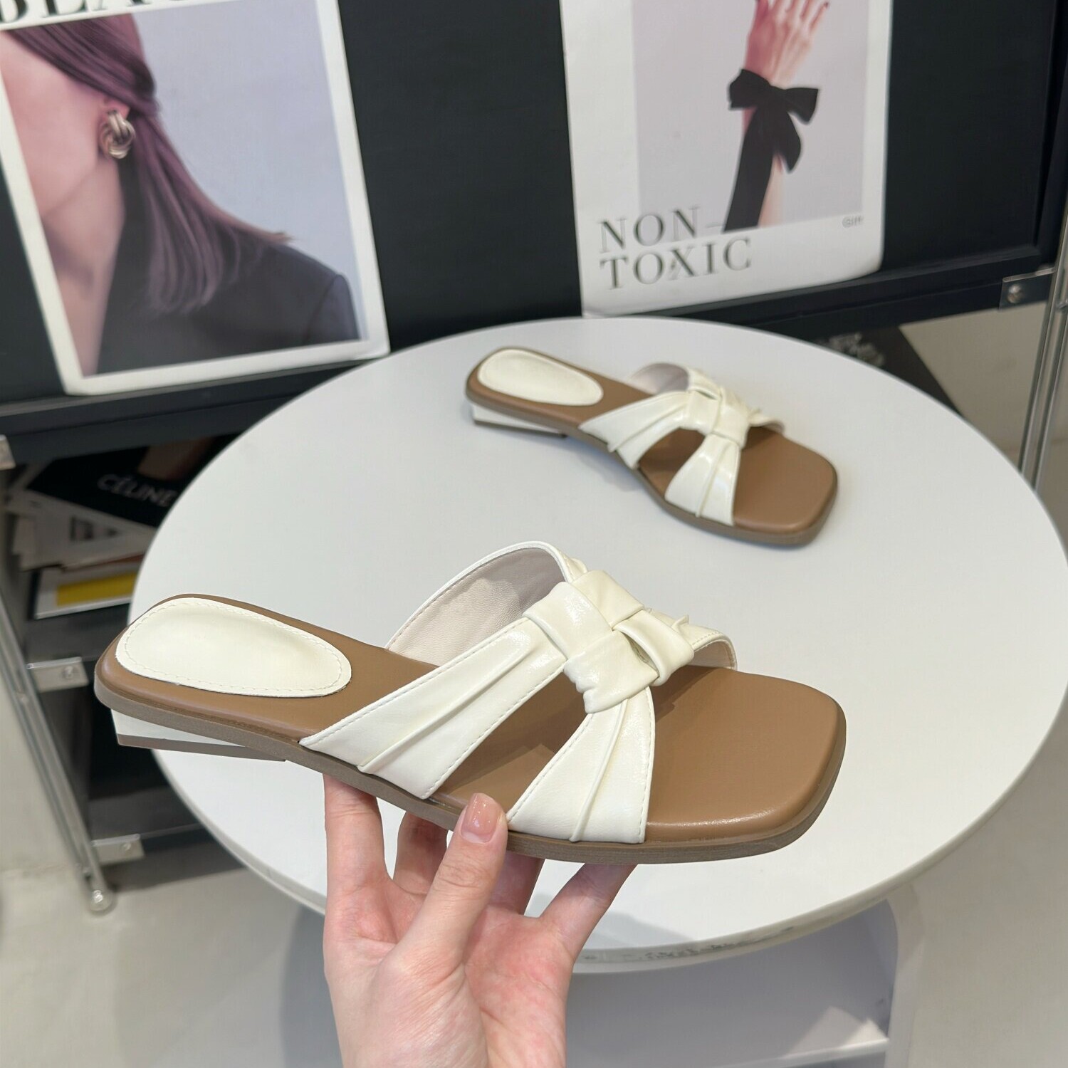 方头凉拖鞋女夏外穿2026新款复古时尚平底一字ins潮显白沙滩拖鞋