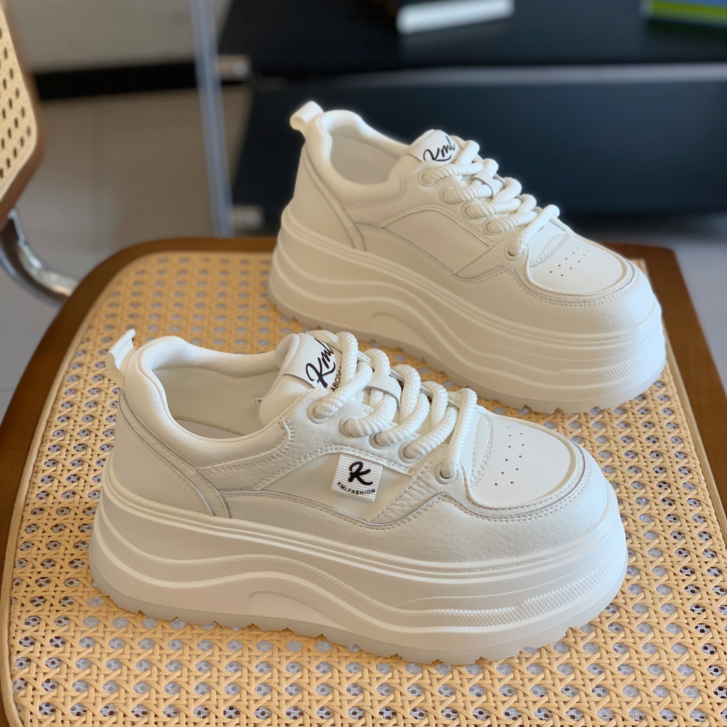 时尚百搭轻便不累脚学院风小白鞋