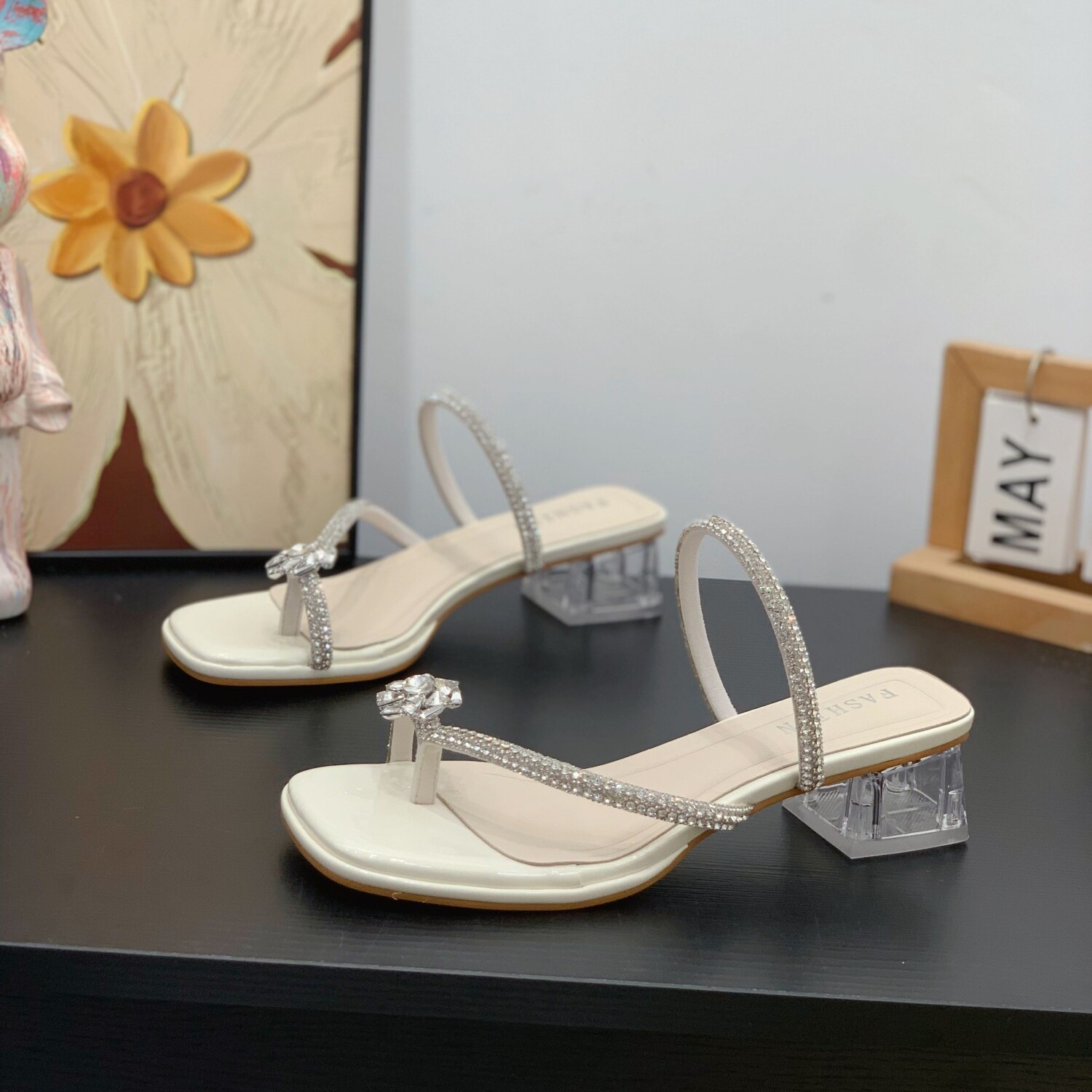 网红透明水晶跟一字拖女夏外穿2026新款配裙子法式方头套趾凉拖鞋
