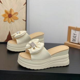 厚底坡跟凉拖鞋 小个子增高7cm蝴蝶结沙滩一字拖 女夏外穿2026新款