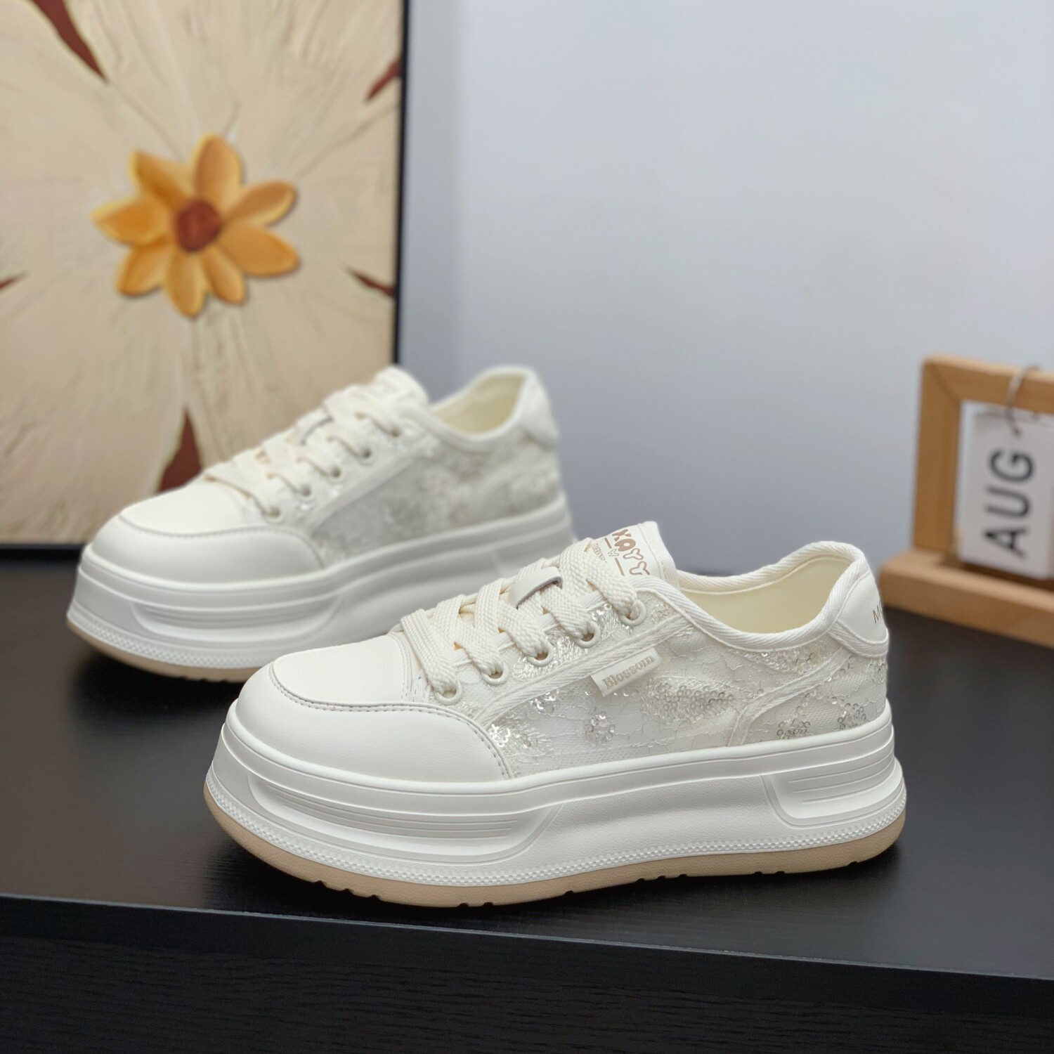 蕾丝网面透气增高休闲板鞋女2026夏季超火厚底轻便时尚百搭小白鞋