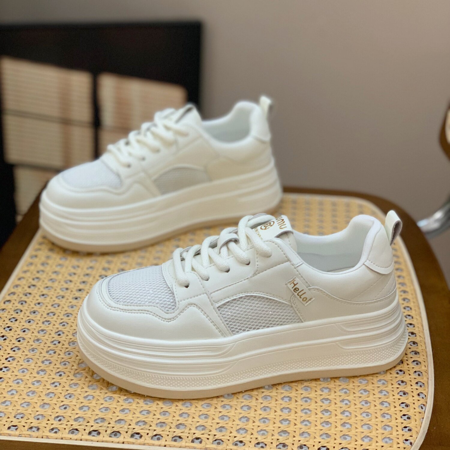 真皮简约单网透气板鞋女2026夏季新款百搭增高厚底休闲时尚小白鞋