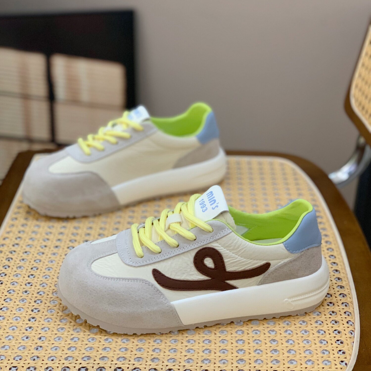 真皮时尚拼色板鞋女2026新款百搭舒适平底系带显脚小休闲德训鞋