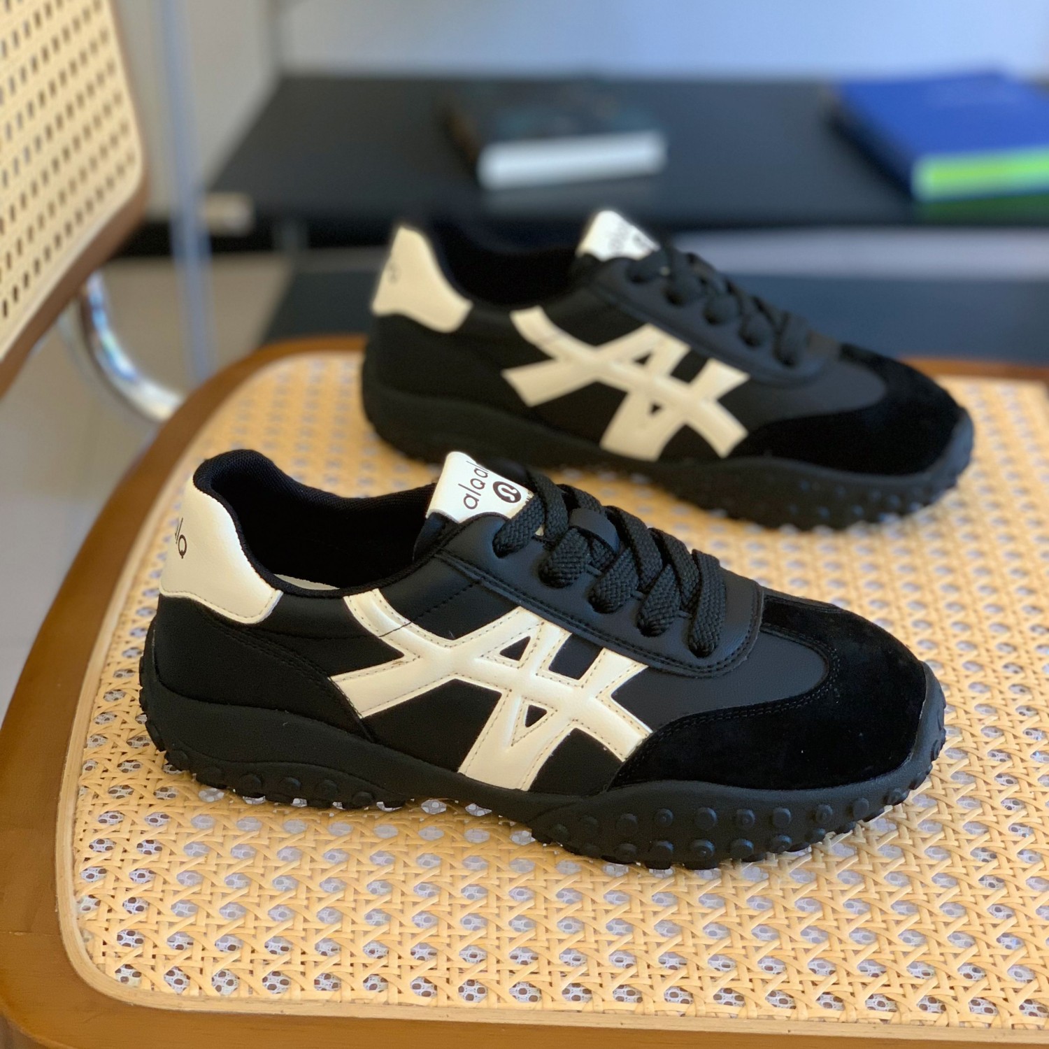 软皮软底轻便不累脚拼色休闲潮鞋