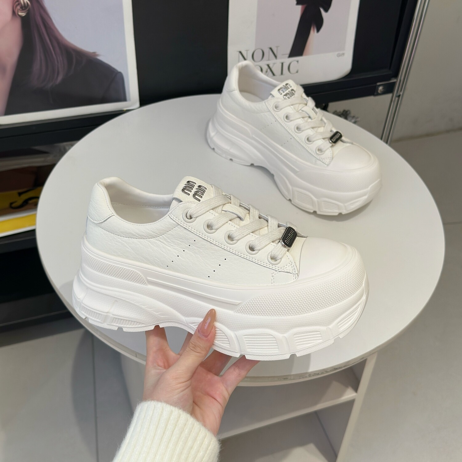 小个子增高6cm真皮松糕板鞋女2026春季新款配裙子厚底休闲小白鞋