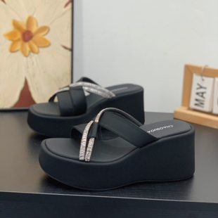 水钻细带交叉一字拖坡跟7CM小个子女拖鞋 复古时髦凉拖 2026夏新款