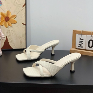 露趾凉拖鞋 方头交叉带超火一字拖细跟6CM小个子女2026夏新款 时尚