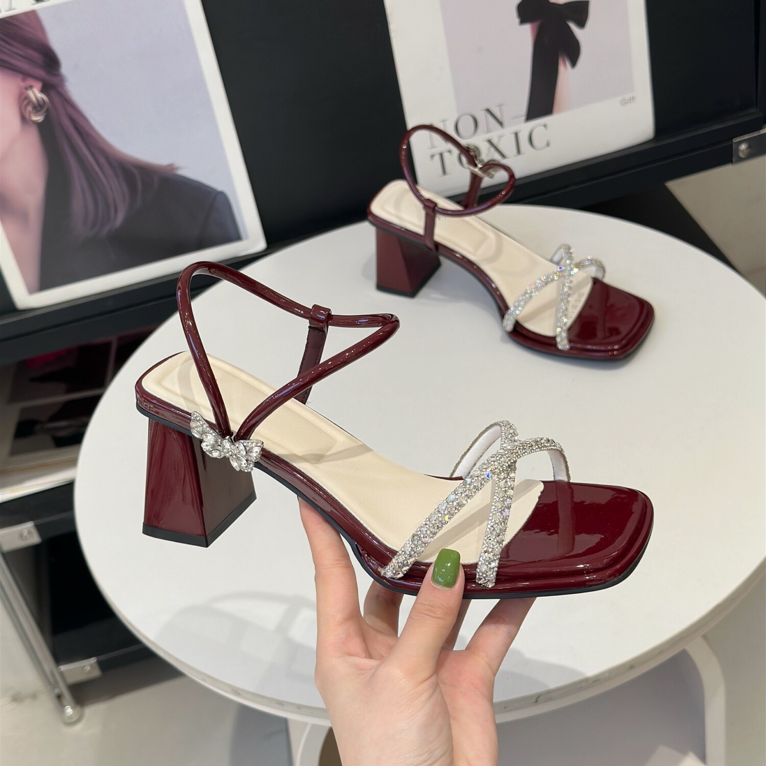 配裙子水钻一字带凉鞋女2026新款夏季露趾两穿方头粗跟高跟罗马鞋