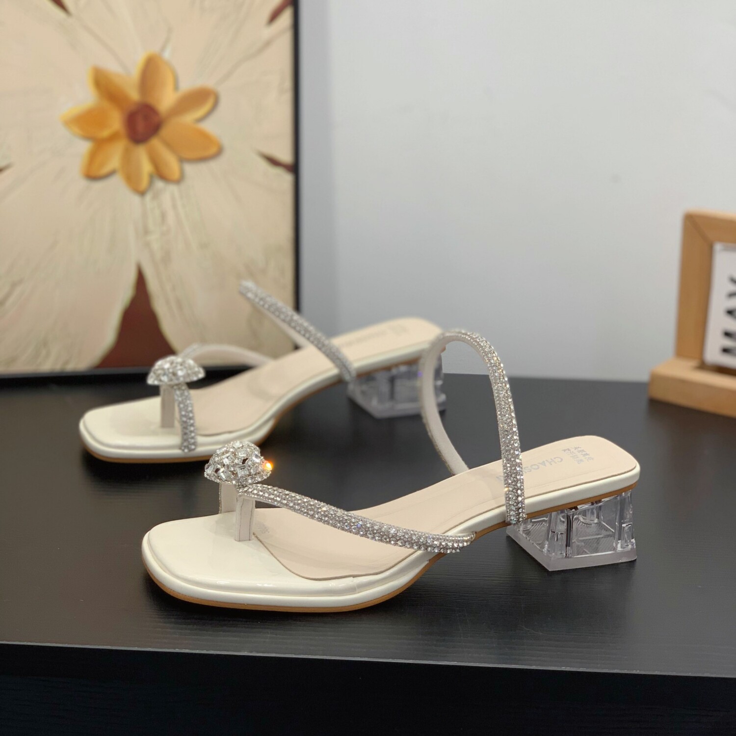 超火仙女风水钻细带一字拖女2026夏季新款高级感水晶跟方头凉拖鞋