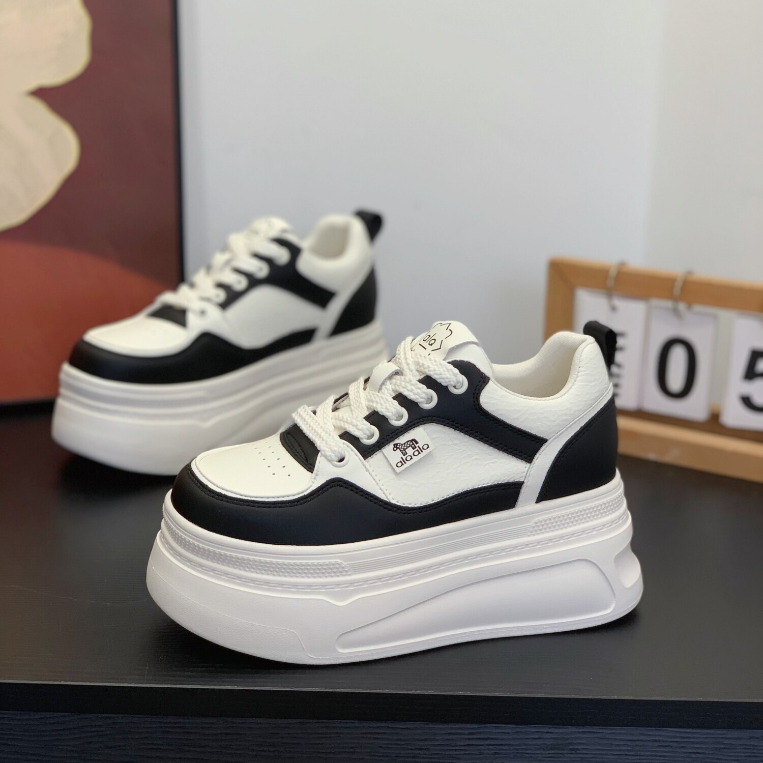 8cm小个子厚底真皮熊猫板鞋女2026春季新款内增高休闲松糕小白鞋