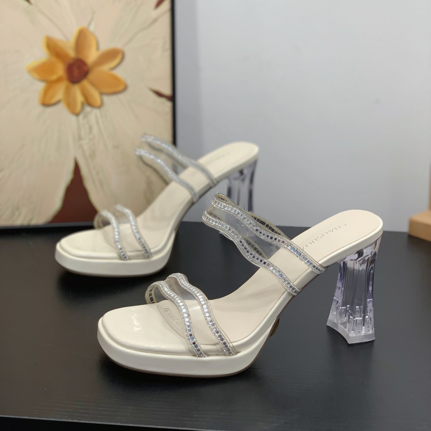 小个子增高9CM水晶跟凉拖鞋女2026夏季超火水钻透明带外穿一字拖