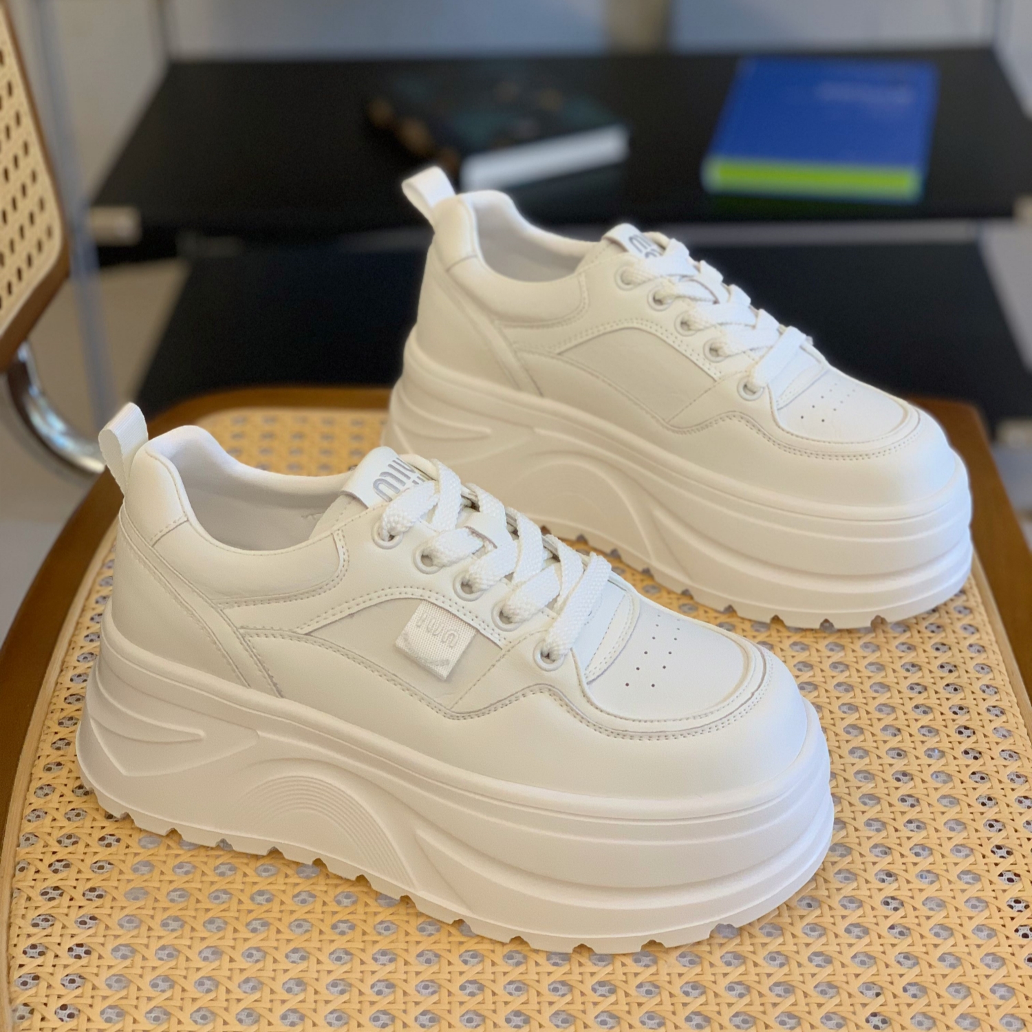 轻便显腿长百搭高级感通勤小白鞋